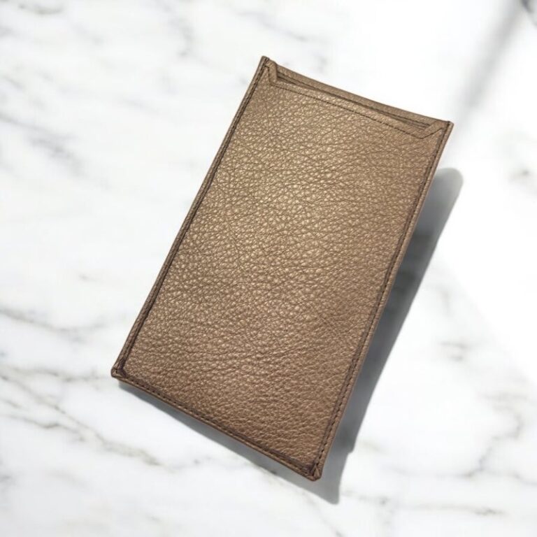 持つ人の品格を高める、革の封筒